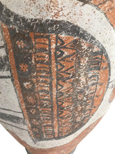 Carica l&#39;immagine nel visualizzatore di Gallery, VASO MINOICO IN STILE PALAZZO CON ELMO E ZANNE DI CINGHIALE 1400-1500 a.C. - AntonArte
